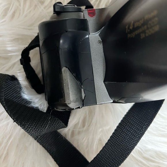 Olympus D-600 L with case - Picture 2 of 11